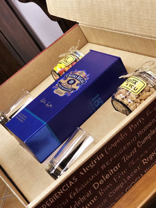 regalo-en-caja-whisky-Chivas-Regal-18-snacks-vasos-bajos-mensaje-personalizado