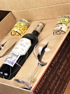 regalo-en-caja-vino-tinto-Marqués-de Riscal-copas-snacks-dedicatoria